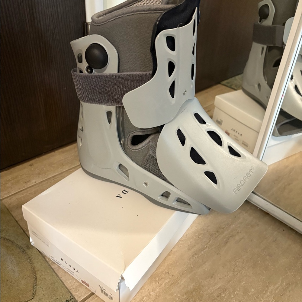 Gray cast Boot, Aircast